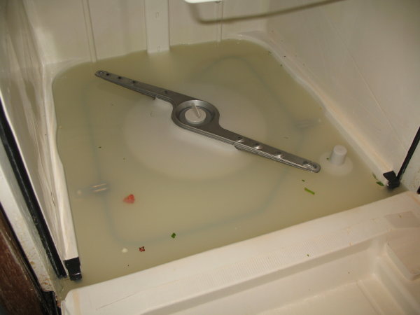 Вода в поддоне