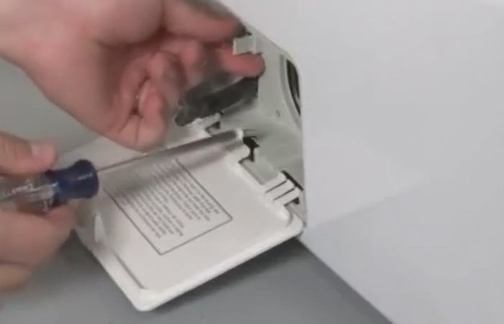 Откручивание винта крепления кожуха