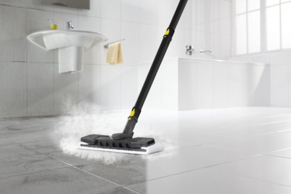 Паровая швабра Karcher в работе